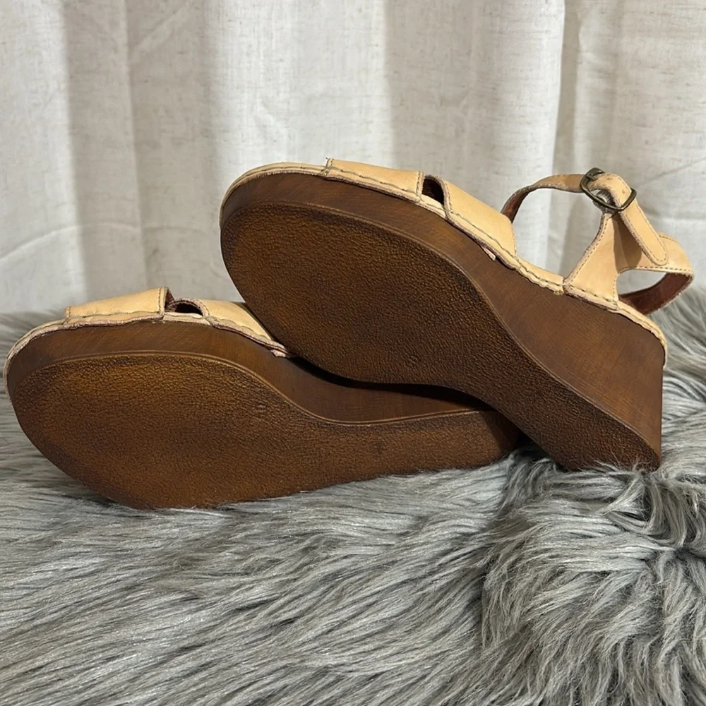 Ten Points Wedge Sandals in Apricot
